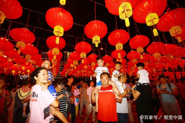 海南三亚:市民游客赏灯闹元宵